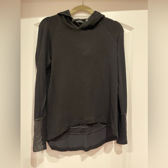 Soft Generation Love top with leather on the sleeves and on the back. - Picture 1 of 5